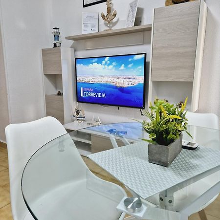 La Casa De Veronica - Serene Apartment With Shared Pool, Steps From The Beach Torrevieja Dış mekan fotoğraf