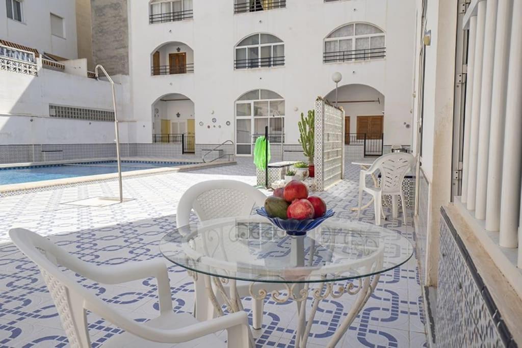 La Casa De Veronica - Serene Apartment With Shared Pool, Steps From The Beach Torrevieja Dış mekan fotoğraf