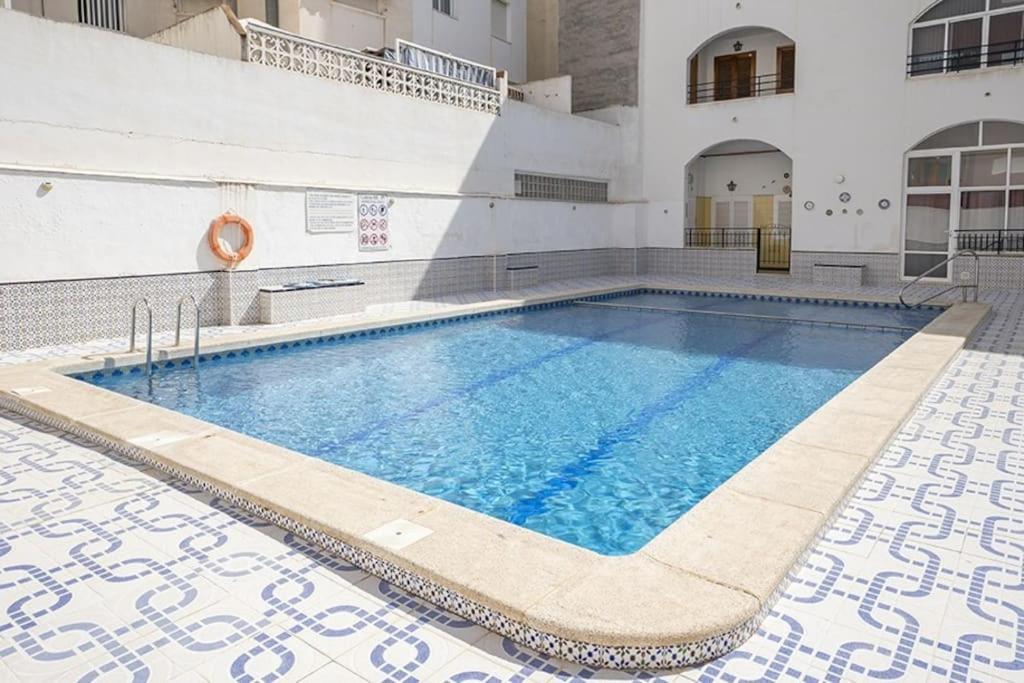 La Casa De Veronica - Serene Apartment With Shared Pool, Steps From The Beach Torrevieja Dış mekan fotoğraf