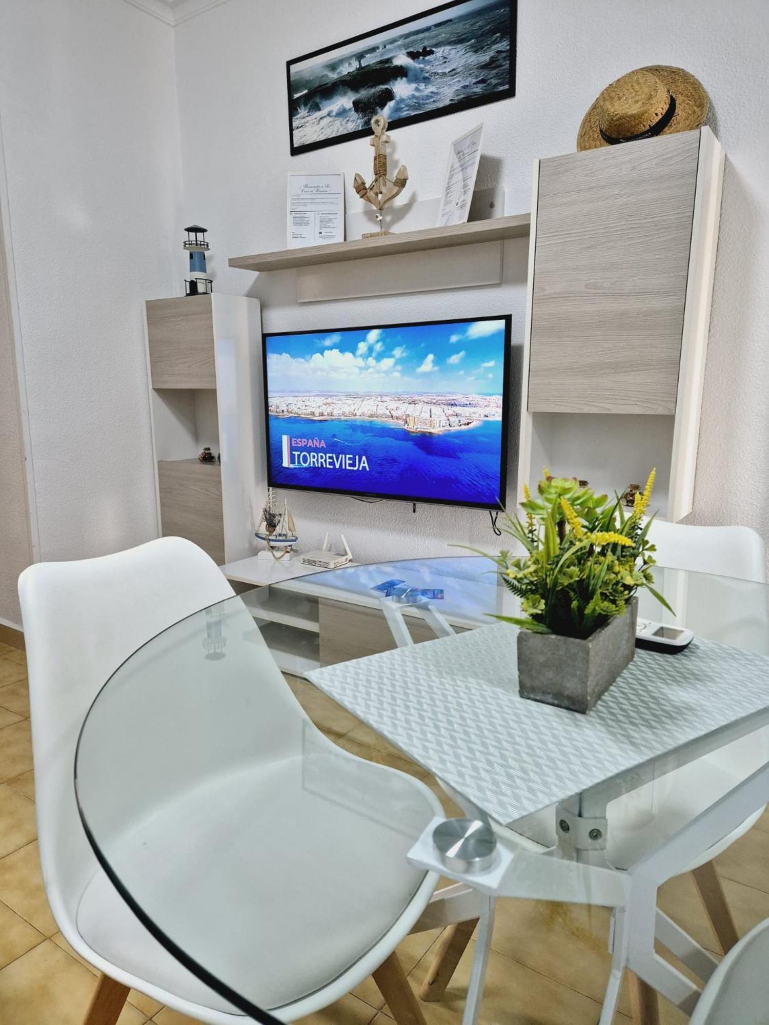 La Casa De Veronica - Serene Apartment With Shared Pool, Steps From The Beach Torrevieja Dış mekan fotoğraf