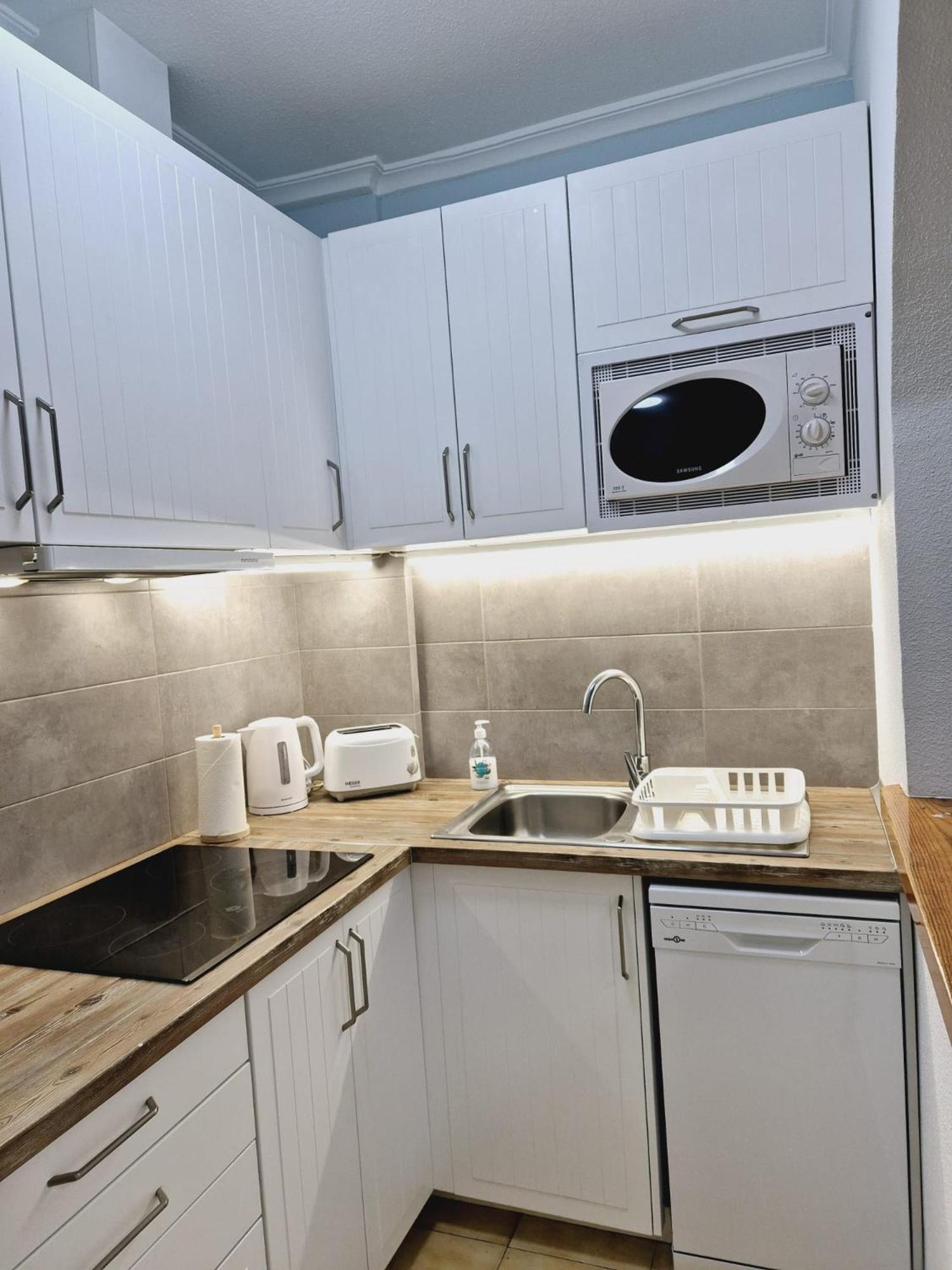 La Casa De Veronica - Serene Apartment With Shared Pool, Steps From The Beach Torrevieja Dış mekan fotoğraf