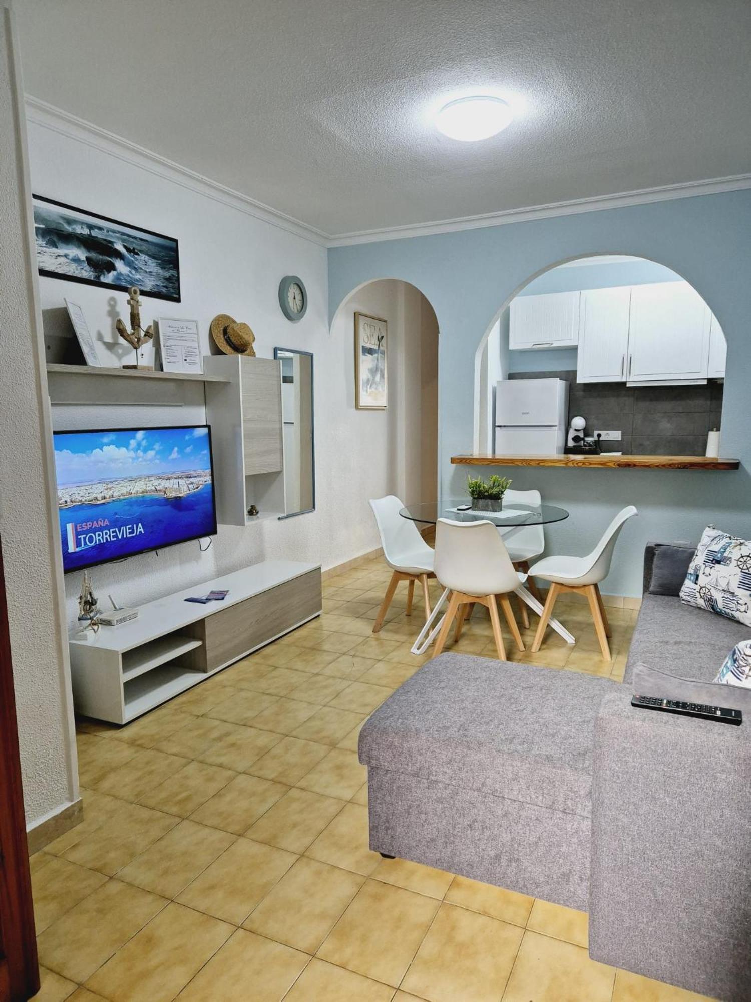 La Casa De Veronica - Serene Apartment With Shared Pool, Steps From The Beach Torrevieja Dış mekan fotoğraf
