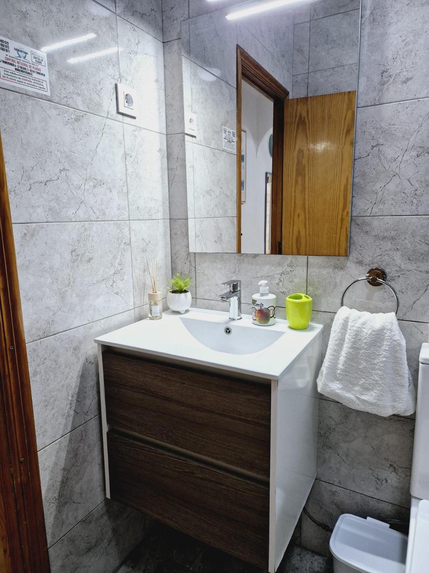 La Casa De Veronica - Serene Apartment With Shared Pool, Steps From The Beach Torrevieja Dış mekan fotoğraf