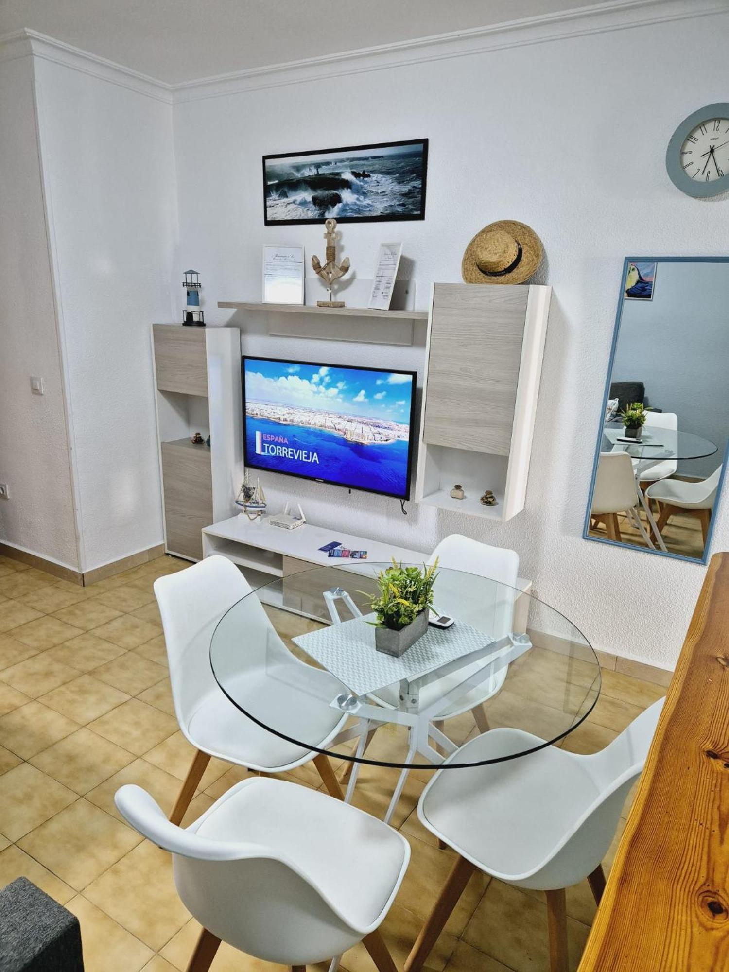 La Casa De Veronica - Serene Apartment With Shared Pool, Steps From The Beach Torrevieja Dış mekan fotoğraf