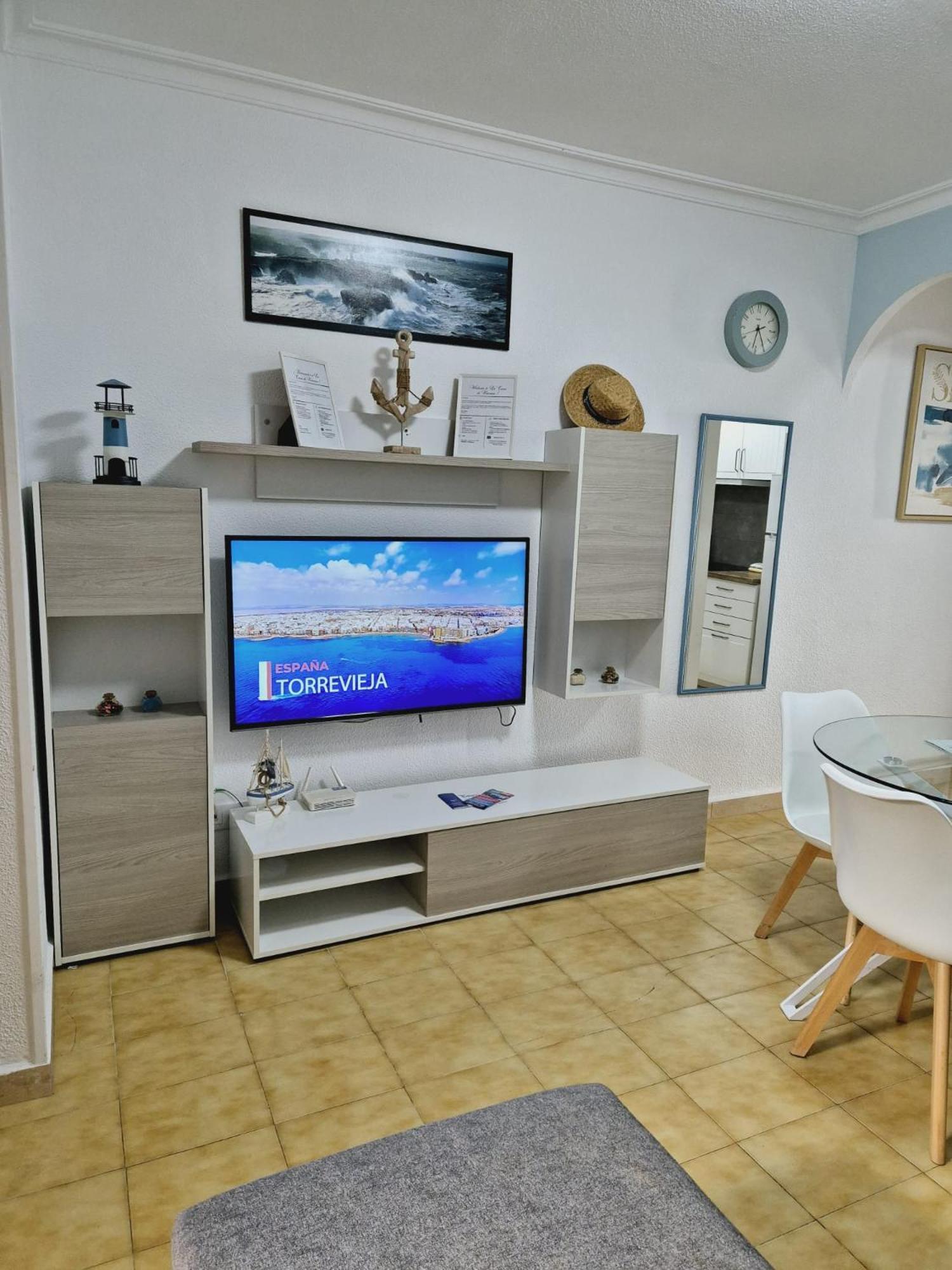 La Casa De Veronica - Serene Apartment With Shared Pool, Steps From The Beach Torrevieja Dış mekan fotoğraf