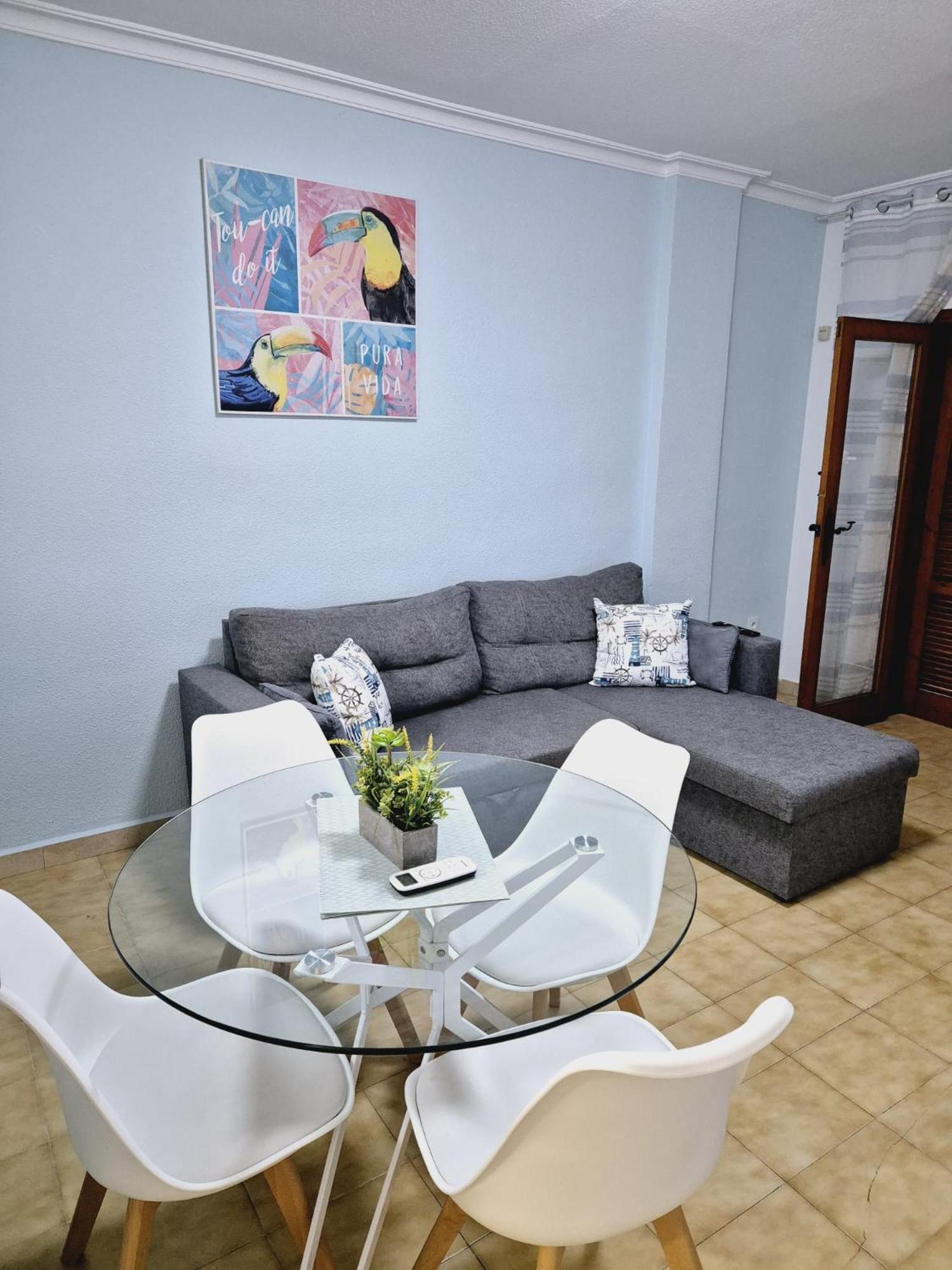 La Casa De Veronica - Serene Apartment With Shared Pool, Steps From The Beach Torrevieja Dış mekan fotoğraf